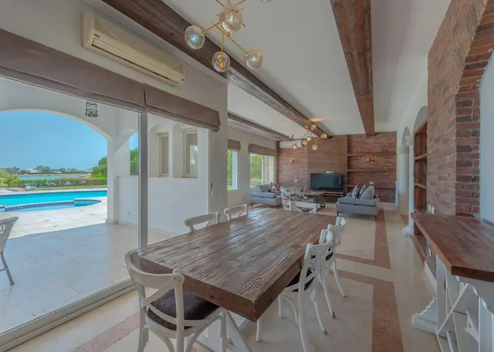 Beautiful 4 Bdr With Private Pool