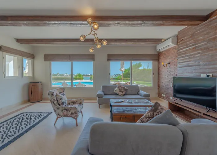 Beautiful 4 Bdr With Private Pool