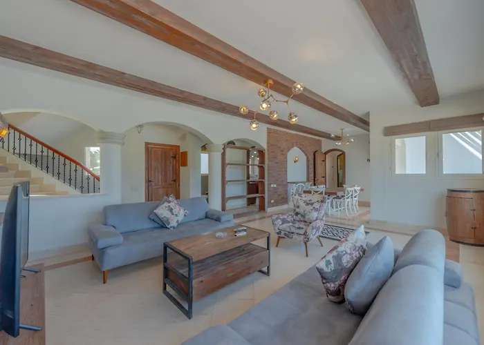 Beautiful 4 Bdr With Private Pool *