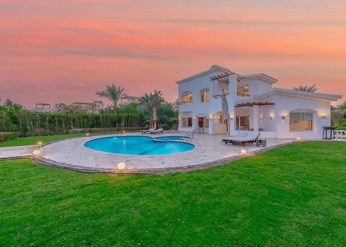 Beautiful 4 Bdr With Private Pool *